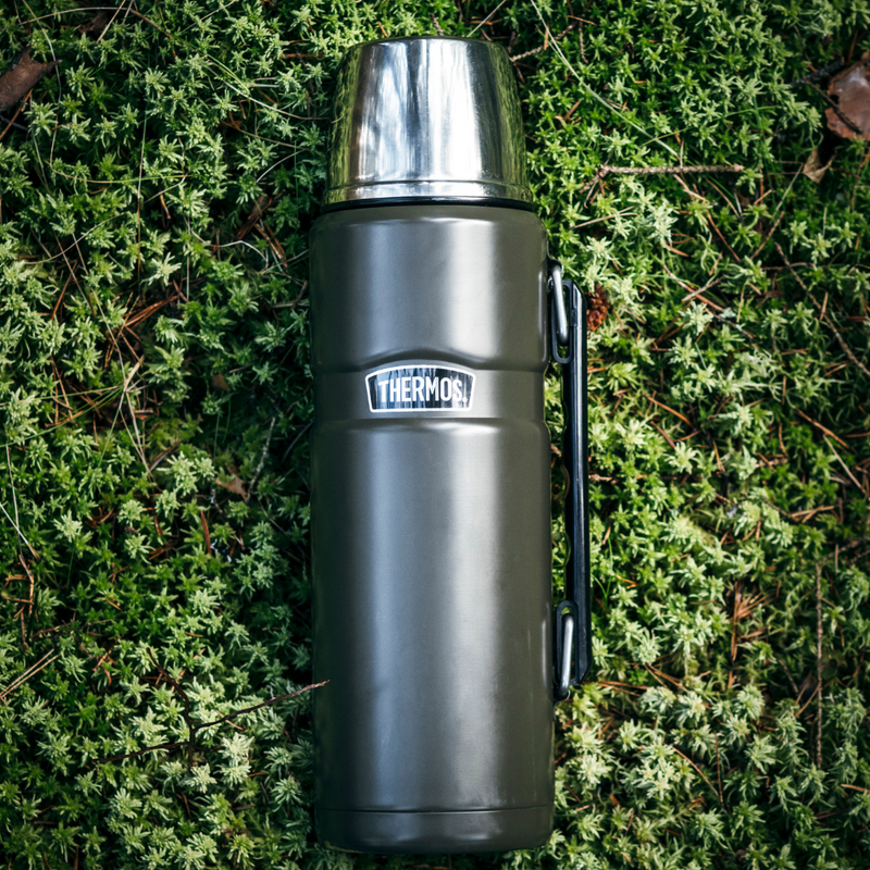 Køb Termoflaske Thermos Army | fra 279,95 | Fri fragt over 149 kr. | Hurtig levering | Dag til dag levering | Thermos | Flaske, Termo, Kaffe, Te, Kande, Madopbevaring, Kande, To go, Flaske med termo, Bæredygtig, rustfrit stål, Kold, Varm, Termokande