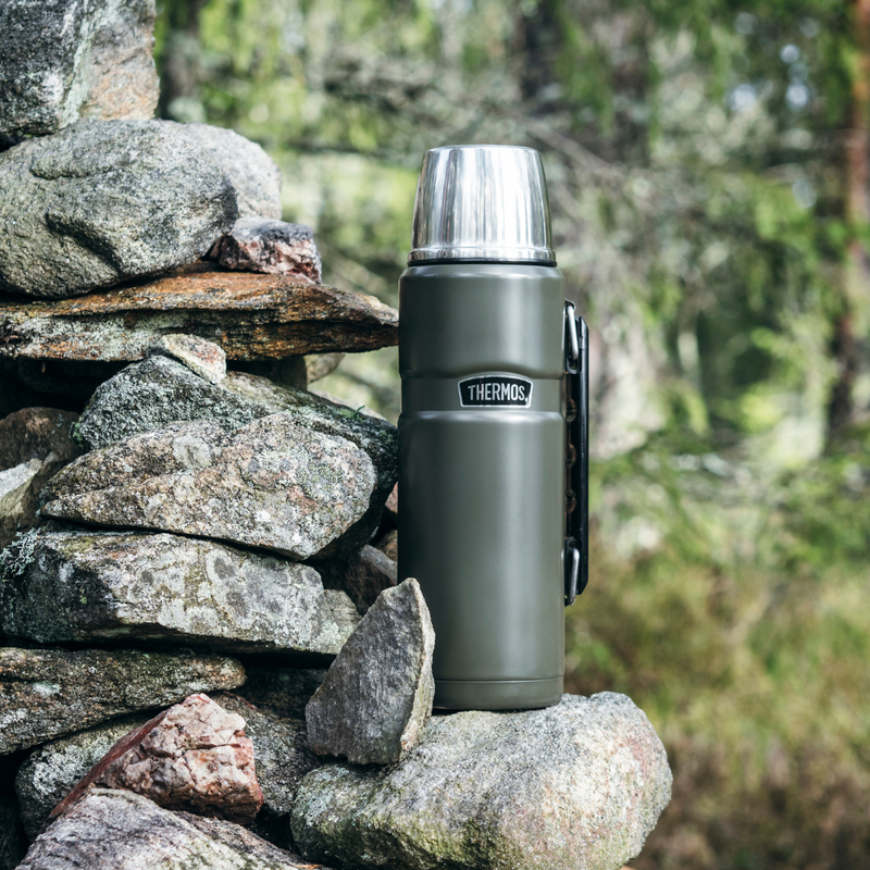 Køb Termoflaske Thermos Army | fra 279,95 | Fri fragt over 149 kr. | Hurtig levering | Dag til dag levering | Thermos | Flaske, Termo, Kaffe, Te, Kande, Madopbevaring, Kande, To go, Flaske med termo, Bæredygtig, rustfrit stål, Kold, Varm, Termokande