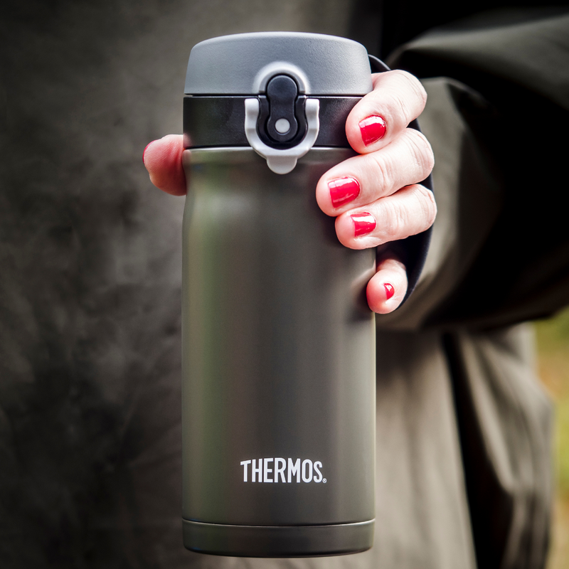 Køb Termokop Thermos Army | 279,95 | Fri fragt over 149 kr. | Hurtig levering | Dag til dag levering | Thermos | Flaske, Termo, Kaffe, Te, Kande, Madopbevaring, Kande, To go, Flaske med termo, Bæredygtig, rustfrit stål, Kold, Varm, Termokande