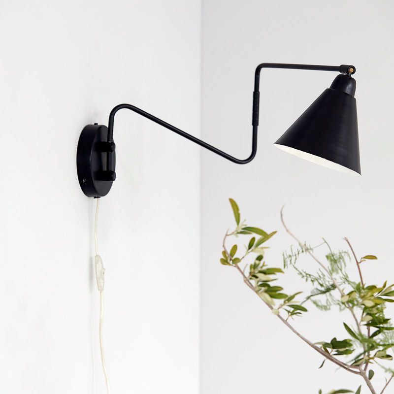 Køb Væglampe med svingarm Game Sort | 1.199,00 | Fri fragt over 149 kr. | Hurtig levering | Dag til dag levering | House Doctor, Society of Lifestyle | Sengelampe, Sofalampe, Hjørnelampe, Hyggelig Lampe, Lampe, Lampe med skærm, Tidsløst design, Læselampe