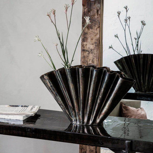 Køb Vase Flood Antik brun | 799,00 | Fri fragt over 149 kr. | Hurtig levering | Dag til dag levering | House Doctor, Society of Lifestyle | Blomstervase, Blomster, Skjuler, Glasvase, Dekorativ, Skulptur