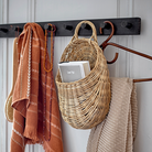 Køb Bøjle i Rattan | fra 54,95 | Fri fragt over 149 kr. | Hurtig levering | Dag til dag levering | Bloomingville | Tøjbøjler, Bøjle, Brun, Eksklusiv, Bøjle i træ, Dekorativ