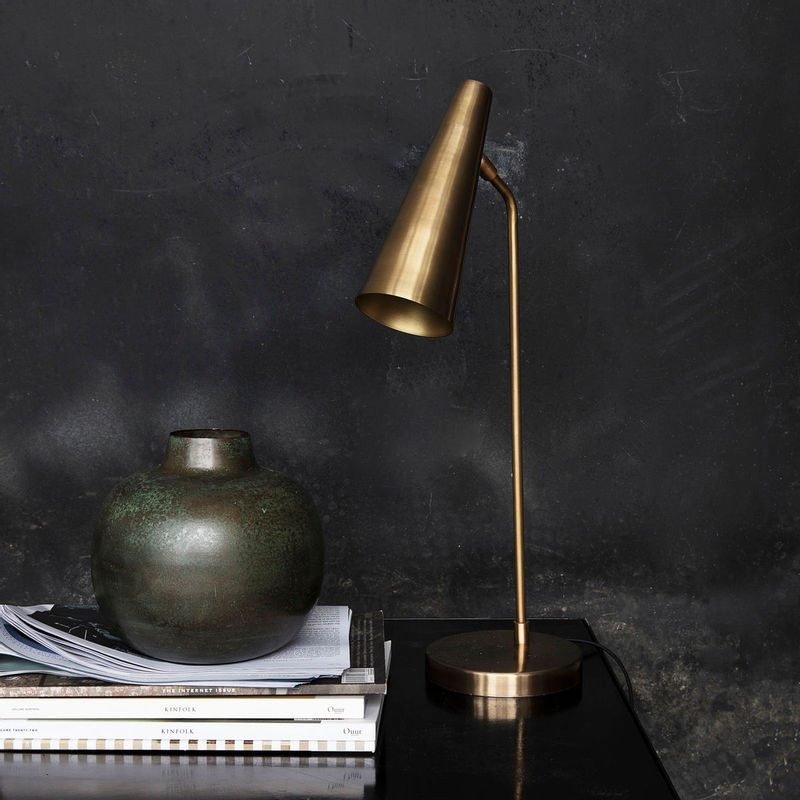 Køb Bordlampe Precise Messing | findes i flere farver | 1399,00 | Skrivebords lampe, Senge lampe, Hyggelig Lampe, Lampe, Lampe med skærm, Tidsløst design, House Doctor, Messing, Sort, Læselampe
