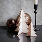 Køb Juletræ i papir Threed Hvid/Guld - sæt af 2 stk | 27,95 | Fri fragt over 149 kr. | Hurtig levering | Dag til dag levering | House Doctor, Society of Lifestyle | Dekoration, Jul, Julepynt, Pynt, Borddækning, Hvid, Juleophæng, Ophæng, Juletræspynt, Juletræsophæng, Papirklipsophæng, Engle