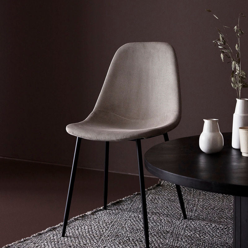 Køb Stol Found Sand | 599,00 | Fri fragt over 149 kr. | Hurtig levering | Dag til dag levering | House Doctor, Society of Lifestyle | Spisestuestol, Kontorstol, Møbel, Stol uden armlæn, Fløjl
