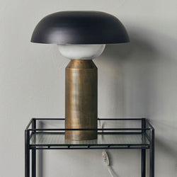 Køb Bordlampe Big fellow Antik messingfinish | 2.499,00 | Fri fragt over 149 kr. | Hurtig levering | Dag til dag levering | House Doctor, Society of Lifestyle | Skrivebords lampe, Senge lampe, Hyggelig Lampe, Lampe, Lampe med skærm, Tidsløst design, Læselampe, Skulptur