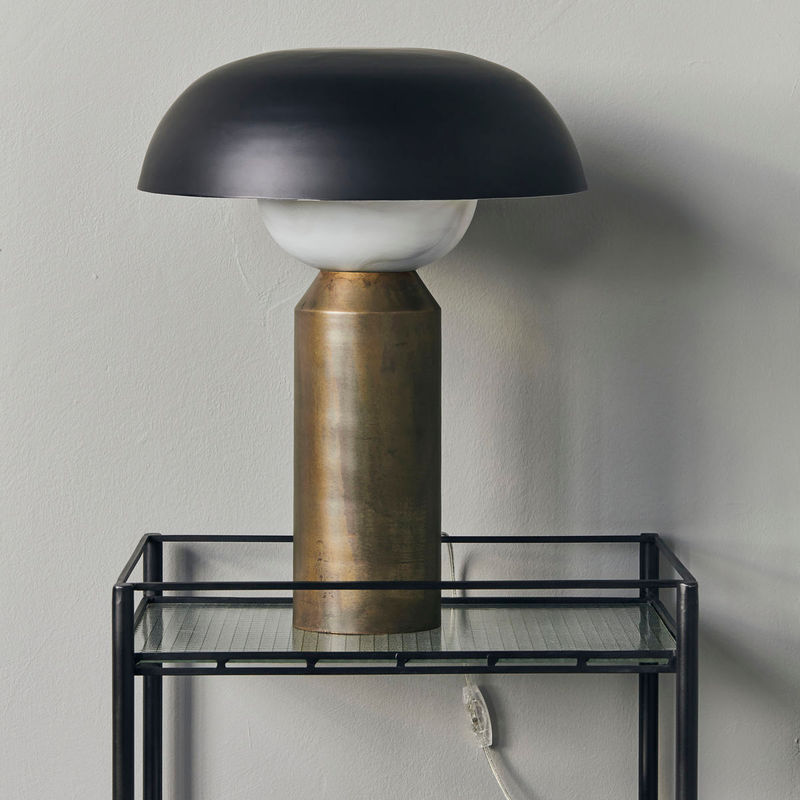 Køb Bordlampe Big fellow Antik messingfinish | 2.499,00 | Fri fragt over 149 kr. | Hurtig levering | Dag til dag levering | House Doctor, Society of Lifestyle | Skrivebords lampe, Senge lampe, Hyggelig Lampe, Lampe, Lampe med skærm, Tidsløst design, Læselampe, Skulptur