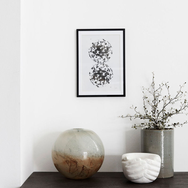 Køb Skål Hands Marmor | 399,00 |Fri fragt over 149 kr. | Hurtig levering | Dag til dag levering | House Doctor, Society of Lifestyle | Dekorativ skål, Frugtskål, Skulptur, Hænder, Hånd