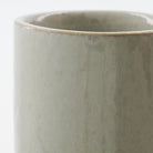 Køb Krus // Holder Datura Shellish grey | 149,95 |Fri fragt over 149 kr. | Hurtig levering | Dag til dag levering | Meraki, Society of Lifestyle | Holder til, Tandbørste, Makeup børster, Vase, Til blomster, Badeværelse, Køkken