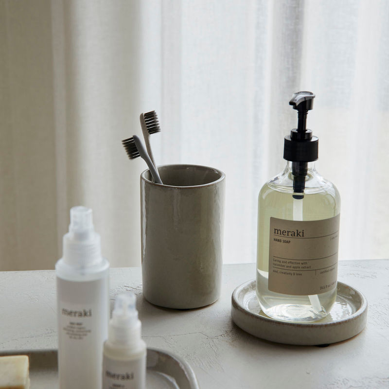 Køb Krus // Holder Datura Shellish grey | 149,95 |Fri fragt over 149 kr. | Hurtig levering | Dag til dag levering | Meraki, Society of Lifestyle | Holder til, Tandbørste, Makeup børster, Vase, Til blomster, Badeværelse, Køkken