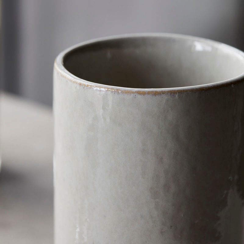 Køb Krus // Holder Datura Shellish grey | 149,95 |Fri fragt over 149 kr. | Hurtig levering | Dag til dag levering | Meraki, Society of Lifestyle | Holder til, Tandbørste, Makeup børster, Vase, Til blomster, Badeværelse, Køkken