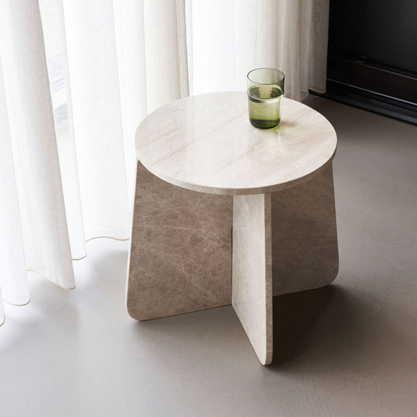 Køb Sidebord Marb Beige | 3.299,00 | Fri fragt over 149 kr. | Hurtig levering | Dag til dag levering | House Doctor, Society of Lifestyle | Marmor, Hvid marmor, Sofabord, Konsolbord, Marmorbord, Bord i marmor, Rundt bord, knock-down-bord