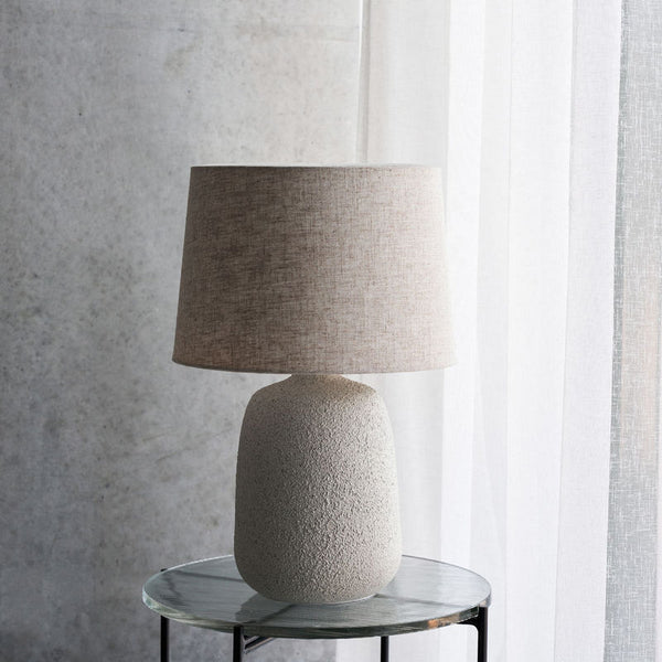 Køb Bordlampe med skærm Tana Råhvid | 1.199,00 | Fri fragt over 149 kr. | Hurtig levering | Dag til dag levering | House Doctor, Society of Lifestyle | Skrivebords lampe, Senge lampe, Hyggelig Lampe, Lampe, Lampe med skærm, Tidsløst design, Læselampe