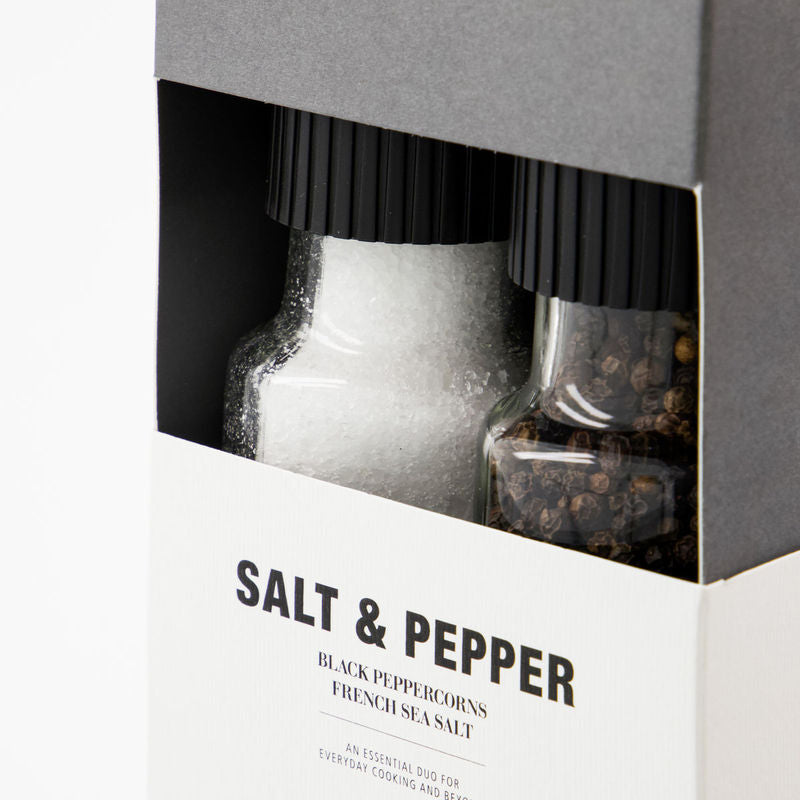 Køb Gaveæske Salt & Pepper | 169,95 | Fri fragt over 149 kr. | Hurtig levering | Dag til dag levering | Nicolas Vahé, Saltsæt, Pebersæt, Saltgaveæske, Salte, Pebre, Saltogpeber, Krydderi, Krydderisæt, Krydderigave, Gavesæt, 2i1, Giftbox, Gaveboks