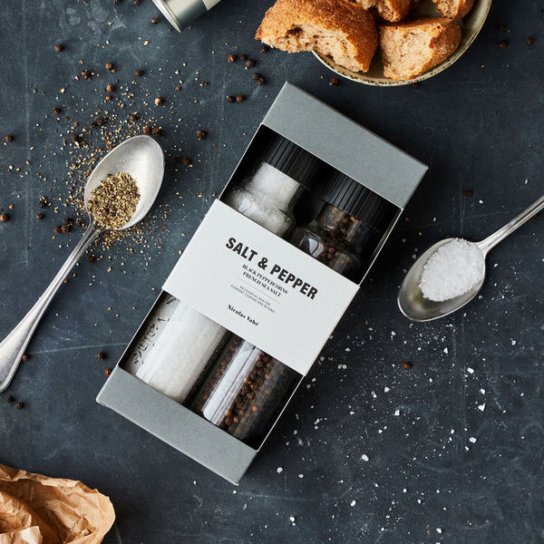 Køb Gaveæske Salt & Pepper | 169,95 | Fri fragt over 149 kr. | Hurtig levering | Dag til dag levering | Nicolas Vahé, Saltsæt, Pebersæt, Saltgaveæske, Salte, Pebre, Saltogpeber, Krydderi, Krydderisæt, Krydderigave, Gavesæt, 2i1, Giftbox, Gaveboks