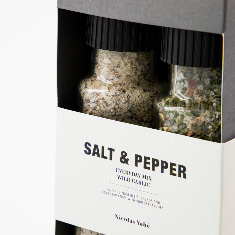 Køb Gaveæske Everyday mix & Wild garlic | 169,95 | Fri fragt over 149 kr. | Hurtig levering | Dag til dag levering | Nicolas Vahé, Saltsæt, Pebersæt, Saltgaveæske, Salte, Pebre, Saltogpeber, Krydderi, Krydderisæt, Krydderigave, Gavesæt, 2i1, Giftbox, Gaveboks