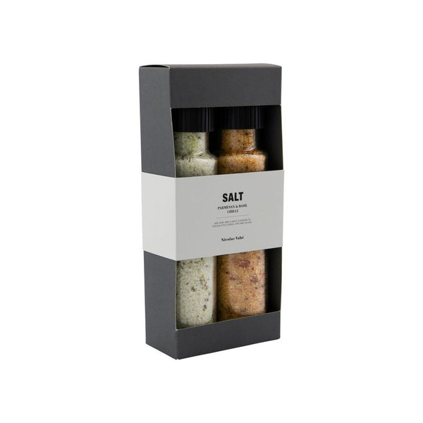 Køb Gaveæske Parmesan & Basil salt / Chilli salt | 169,95 | Fri fragt over 149 kr. | Hurtig levering | Dag til dag levering | Nicolas Vahé, Saltsæt, Pebersæt, Saltgaveæske, Salte, Pebre, Saltogpeber, Krydderi, Krydderisæt, Krydderigave, Gavesæt, 2i1, Giftbox, Gaveboks