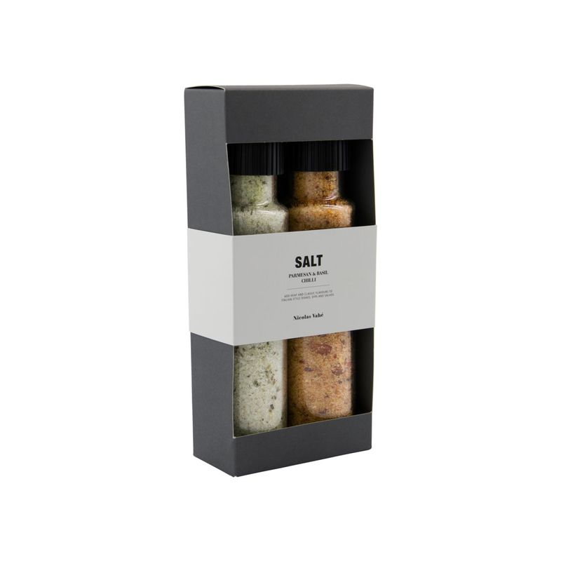 Køb Gaveæske Parmesan & Basil salt / Chilli salt | 169,95 | Fri fragt over 149 kr. | Hurtig levering | Dag til dag levering | Nicolas Vahé, Saltsæt, Pebersæt, Saltgaveæske, Salte, Pebre, Saltogpeber, Krydderi, Krydderisæt, Krydderigave, Gavesæt, 2i1, Giftbox, Gaveboks