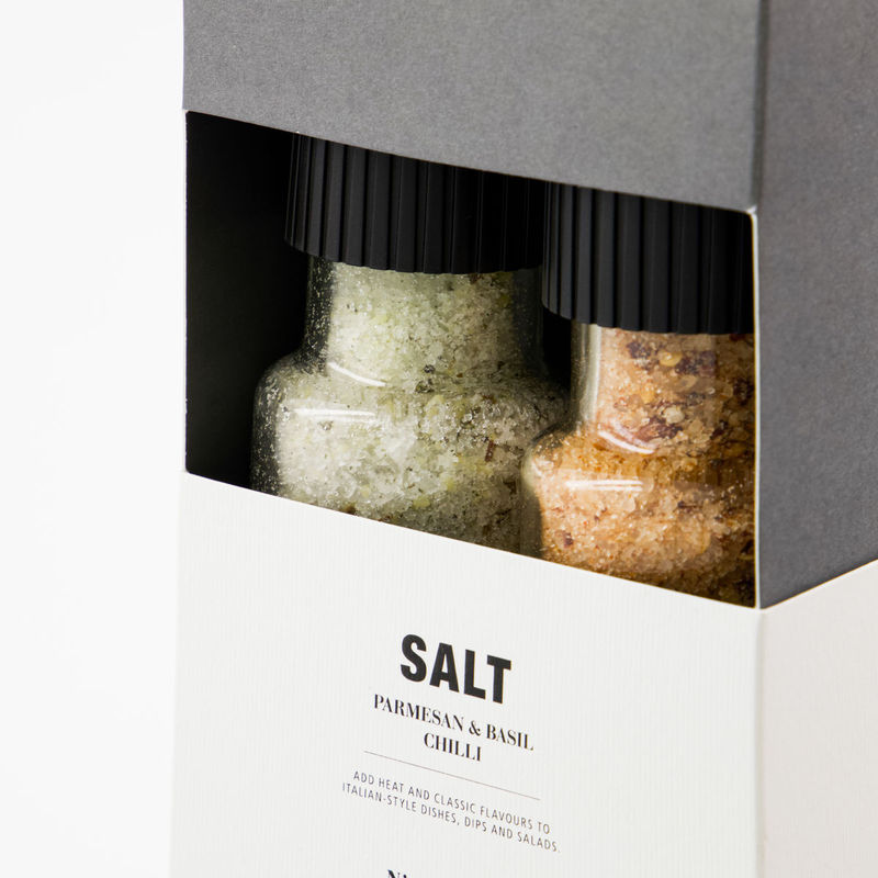 Køb Gaveæske Parmesan & Basil salt / Chilli salt | 169,95 | Fri fragt over 149 kr. | Hurtig levering | Dag til dag levering | Nicolas Vahé, Saltsæt, Pebersæt, Saltgaveæske, Salte, Pebre, Saltogpeber, Krydderi, Krydderisæt, Krydderigave, Gavesæt, 2i1, Giftbox, Gaveboks