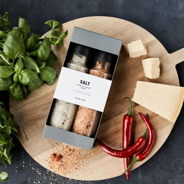 Køb Gaveæske Parmesan & Basil salt / Chilli salt | 169,95 | Fri fragt over 149 kr. | Hurtig levering | Dag til dag levering | Nicolas Vahé, Saltsæt, Pebersæt, Saltgaveæske, Salte, Pebre, Saltogpeber, Krydderi, Krydderisæt, Krydderigave, Gavesæt, 2i1, Giftbox, Gaveboks