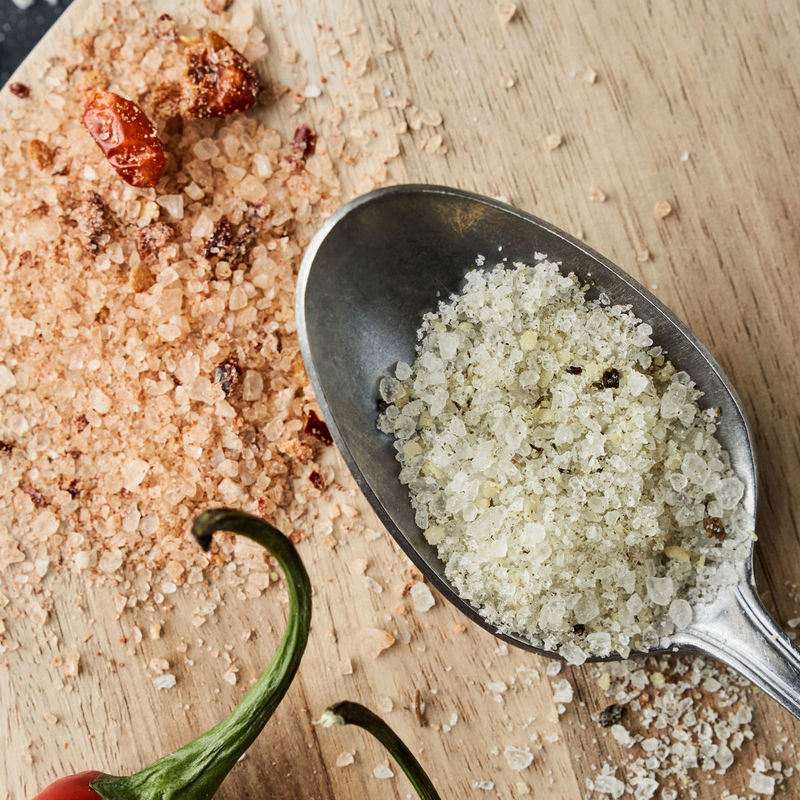 Køb Gaveæske Parmesan & Basil salt / Chilli salt | 169,95 | Fri fragt over 149 kr. | Hurtig levering | Dag til dag levering | Nicolas Vahé, Saltsæt, Pebersæt, Saltgaveæske, Salte, Pebre, Saltogpeber, Krydderi, Krydderisæt, Krydderigave, Gavesæt, 2i1, Giftbox, Gaveboks