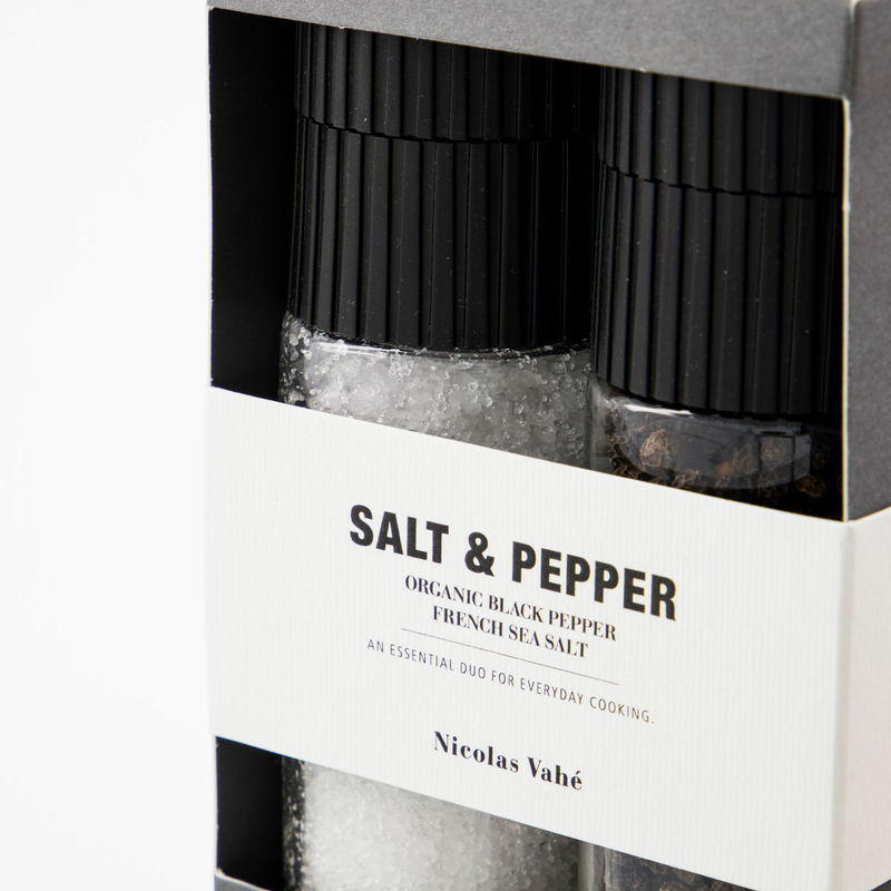 Køb Gaveæske Salt & Organic Pepper | 134,95 | Fri fragt over 149 kr. | Hurtig levering | Dag til dag levering | Nicolas Vahé, Saltsæt, Pebersæt, Saltgaveæske, Salte, Pebre, Saltogpeber, Krydderi, Krydderisæt, Krydderigave, Gavesæt, 2i1, Giftbox, Gaveboks