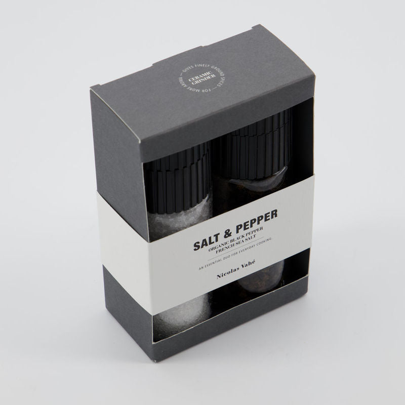 Køb Gaveæske Salt & Organic Pepper | 134,95 | Fri fragt over 149 kr. | Hurtig levering | Dag til dag levering | Nicolas Vahé, Saltsæt, Pebersæt, Saltgaveæske, Salte, Pebre, Saltogpeber, Krydderi, Krydderisæt, Krydderigave, Gavesæt, 2i1, Giftbox, Gaveboks