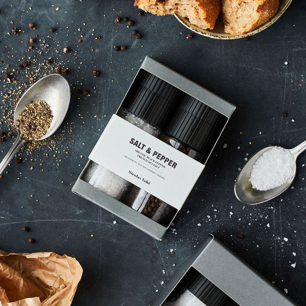 Køb Gaveæske Salt & Organic Pepper | 134,95 | Fri fragt over 149 kr. | Hurtig levering | Dag til dag levering | Nicolas Vahé, Saltsæt, Pebersæt, Saltgaveæske, Salte, Pebre, Saltogpeber, Krydderi, Krydderisæt, Krydderigave, Gavesæt, 2i1, Giftbox, Gaveboks