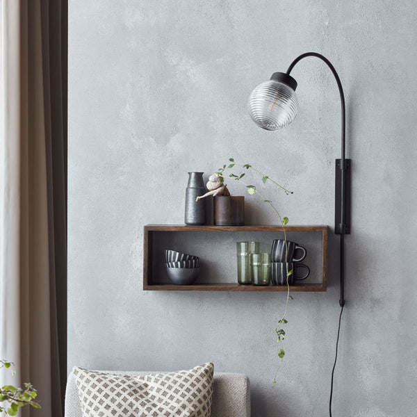 Køb Væglampe Gaia Klar | 1.499,00 | Fri fragt over 149 kr. | Hurtig levering | Dag til dag levering | House Doctor, Society of Lifestyle | Skrivebords lampe, Senge lampe, Hyggelig Lampe, Lampe, Lampe med skærm, Tidsløst design, Messing, Sort, Læselampe, Glas skærm