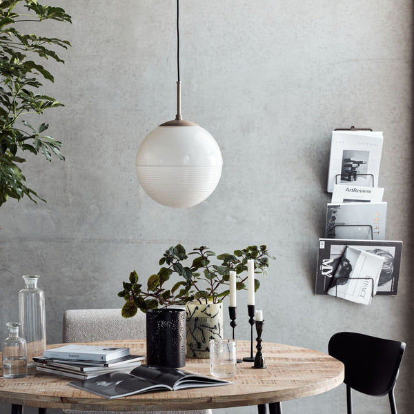 Køb Lampe Halda Hvid/Brun | 1.499,00 | Fri fragt over 149 kr. | Hurtig levering | Dag til dag levering | House Doctor, Society of Lifestyle | Belysning, Lampe, Loftlampe, Pendel