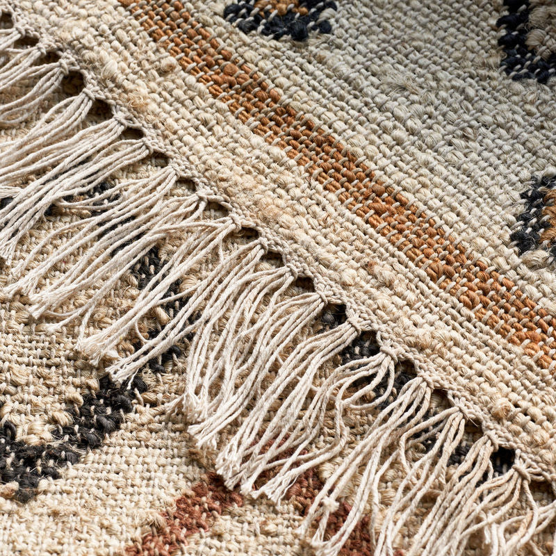 Køb Tæppe Kesh Beige | fra 919,00 | Flere størrelser | Fri fragt over 149 kr. | Hurtig levering | Dag til dag levering | House Doctor | Tæppe, Bomuldstæppe, Beige, Rød, Mønstret tæppe, Frynser, Tæppe med frynser