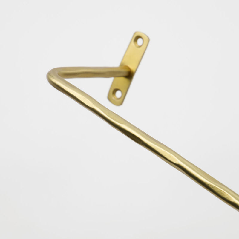 Køb Håndklædeholder Welo Børstet messing finish | 279,95 | Fri fragt over 149 kr. | Hurtig levering | Dag til dag levering | House Doctor, Society of Lifestyle | Knage, Greb, Håndklædestang, Krog, Til håndklæder, Til køkkenredskaber, Til badeværelse, Bøjle, Tøj opbevaring