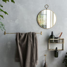 Køb Håndklædeholder Welo Børstet messing finish | 279,95 | Fri fragt over 149 kr. | Hurtig levering | Dag til dag levering | House Doctor, Society of Lifestyle | Knage, Greb, Håndklædestang, Krog, Til håndklæder, Til køkkenredskaber, Til badeværelse, Bøjle, Tøj opbevaring