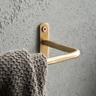 Køb Håndklædeholder Welo Børstet messing finish | 279,95 | Fri fragt over 149 kr. | Hurtig levering | Dag til dag levering | House Doctor, Society of Lifestyle | Knage, Greb, Håndklædestang, Krog, Til håndklæder, Til køkkenredskaber, Til badeværelse, Bøjle, Tøj opbevaring