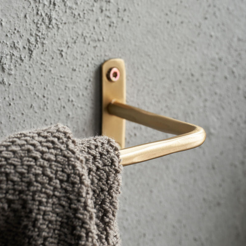 Køb Håndklædeholder Welo Børstet messing finish | 279,95 | Fri fragt over 149 kr. | Hurtig levering | Dag til dag levering | House Doctor, Society of Lifestyle | Knage, Greb, Håndklædestang, Krog, Til håndklæder, Til køkkenredskaber, Til badeværelse, Bøjle, Tøj opbevaring