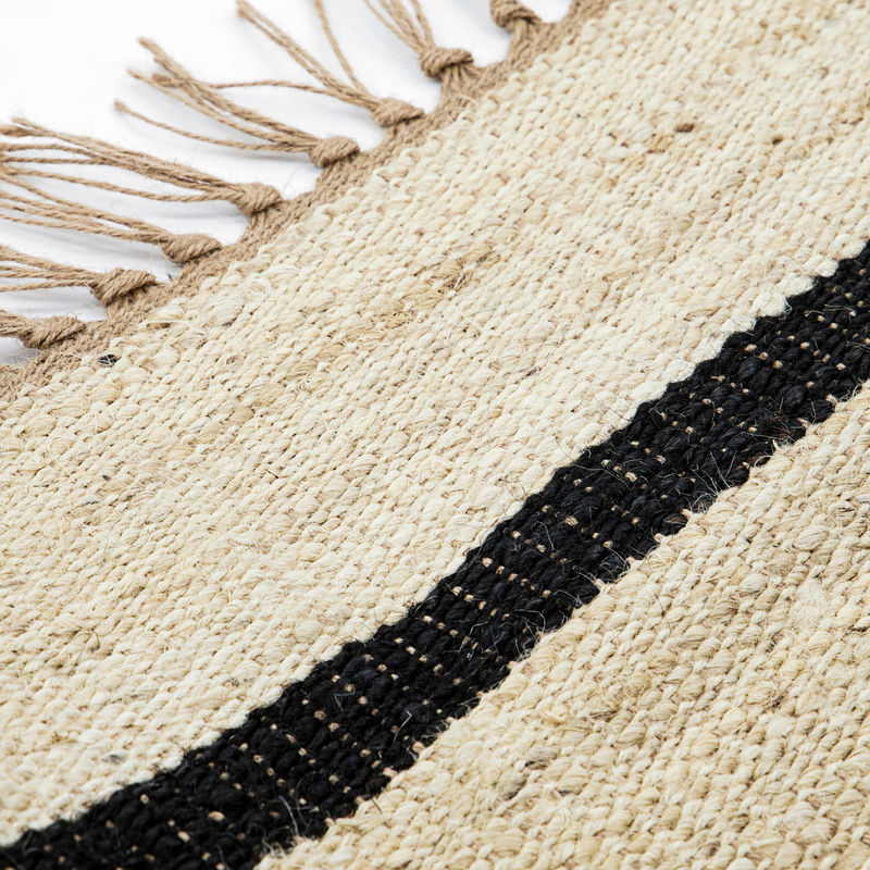 Køb Tæppe Sima Sort/Natural | fra 649,00 | Flere størrelser | Fri fragt over 149 kr. | Hurtig levering | Dag til dag levering | House Doctor, Society of Lifestyle | Tæppe, Jutetæppe, Natur, Sort, Frynser, Tæppe med frynser, Striber, Stribet tæppe, Jute