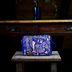 Køb Toilettaske Bibi Japan Blue | fra 419,00 | Fri fragt over 149 kr. | Hurtig levering | Dag til dag levering | Habiba | Etui, Clutch, Taske, Rejse, Toiletsager