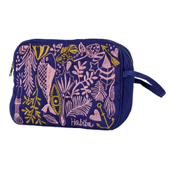 Køb Toilettaske Bibi Japan Blue | fra 419,00 | Fri fragt over 149 kr. | Hurtig levering | Dag til dag levering | Habiba | Etui, Clutch, Taske, Rejse, Toiletsager