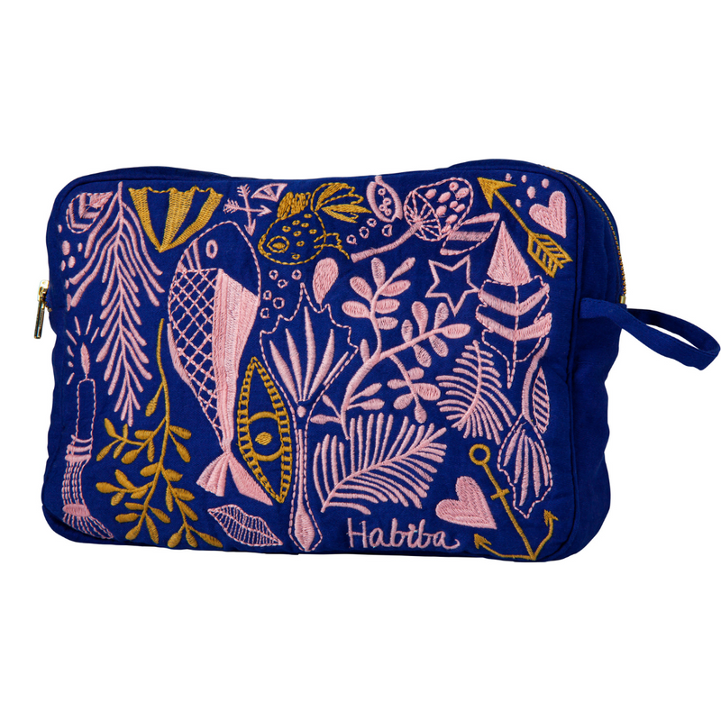 Køb Toilettaske Bibi Japan Blue | fra 419,00 | Fri fragt over 149 kr. | Hurtig levering | Dag til dag levering | Habiba | Etui, Clutch, Taske, Rejse, Toiletsager