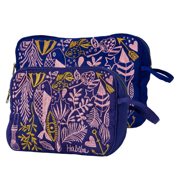 Køb Toilettaske Bibi Japan Blue | fra 419,00 | Fri fragt over 149 kr. | Hurtig levering | Dag til dag levering | Habiba | Etui, Clutch, Taske, Rejse, Toiletsager