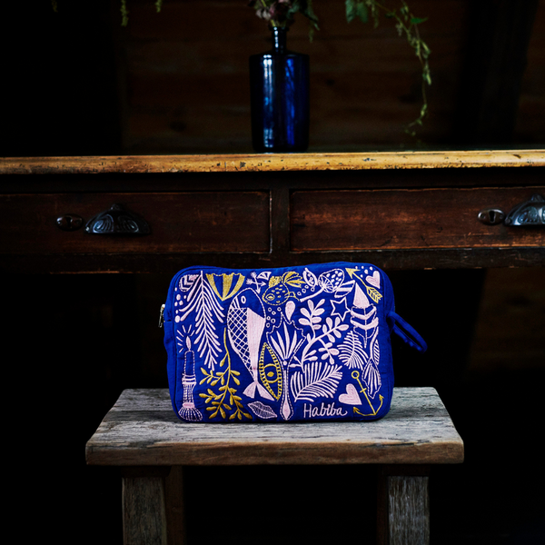 Køb Toilettaske Bibi Japan Blue | fra 419,00 | Fri fragt over 149 kr. | Hurtig levering | Dag til dag levering | Habiba | Etui, Clutch, Taske, Rejse, Toiletsager