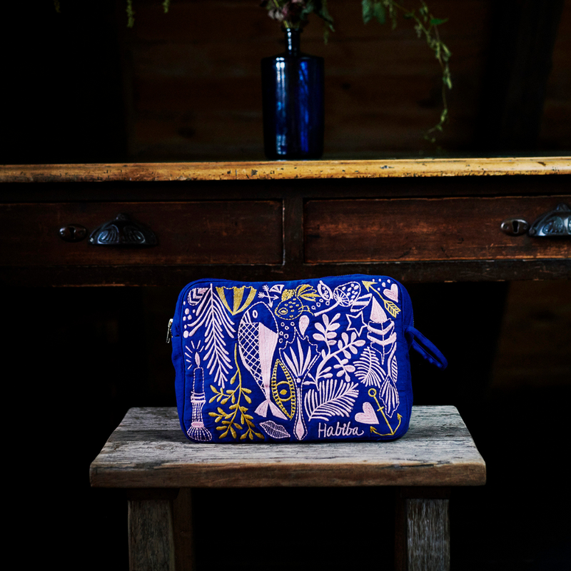 Køb Toilettaske Bibi Japan Blue | fra 419,00 | Fri fragt over 149 kr. | Hurtig levering | Dag til dag levering | Habiba | Etui, Clutch, Taske, Rejse, Toiletsager
