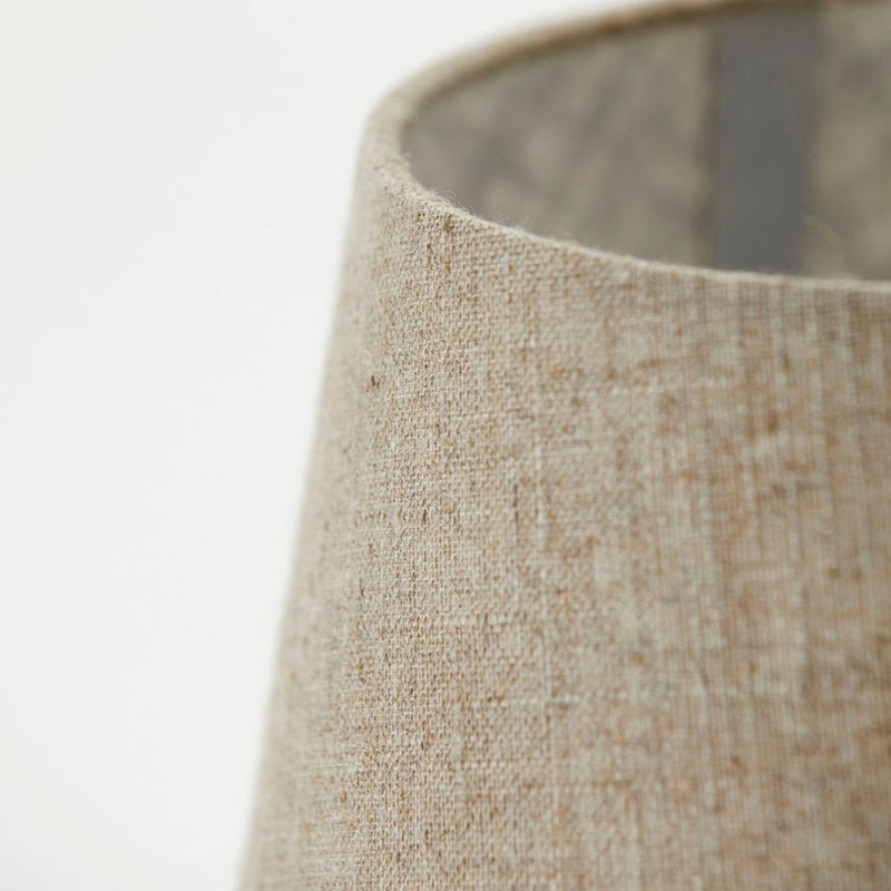 Køb Bordlampe inkl. lampeskærm Orga Sand | 899,00 | Fri fragt over 149 kr. | Hurtig levering | Dag til dag levering | House Doctor, Society of Lifestyle | Skrivebords lampe, Senge lampe, Hyggelig Lampe, Lampe, Lampe med skærm, Tidsløst design, Læselampe