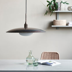 Køb Lampe Boston Antik brun | 2.299,00 | Fri fragt over 149 kr. | Hurtig levering | Dag til dag levering | House Doctor, Society of Lifestyle | Pendel, loftlampe, Køkkenlampe, spisebordslampe, Tidsløst design, Hængelampe, Metal skærm