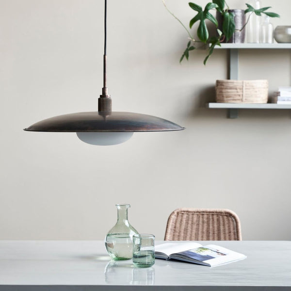 Køb Lampe Boston Antik brun | 2.299,00 | Fri fragt over 149 kr. | Hurtig levering | Dag til dag levering | House Doctor, Society of Lifestyle | Pendel, loftlampe, Køkkenlampe, spisebordslampe, Tidsløst design, Hængelampe, Metal skærm