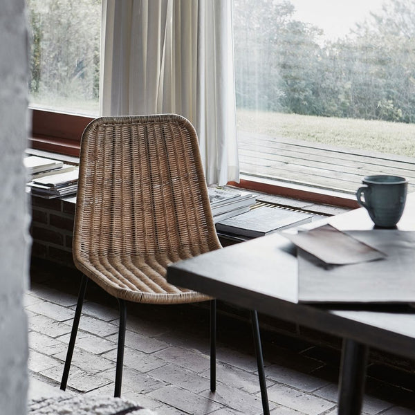 Køb Stol Hapur Natur | 989,00 | Fri fragt over 149 kr. | Hurtig levering | Dag til dag levering | House Doctor, Society of Lifestyle | Spisestuestol, Kontorstol, Møbel, Stol uden armlæn, Flet stol, Stol, Havestol, Kurvestol, Fletstol, PE flet, Jern