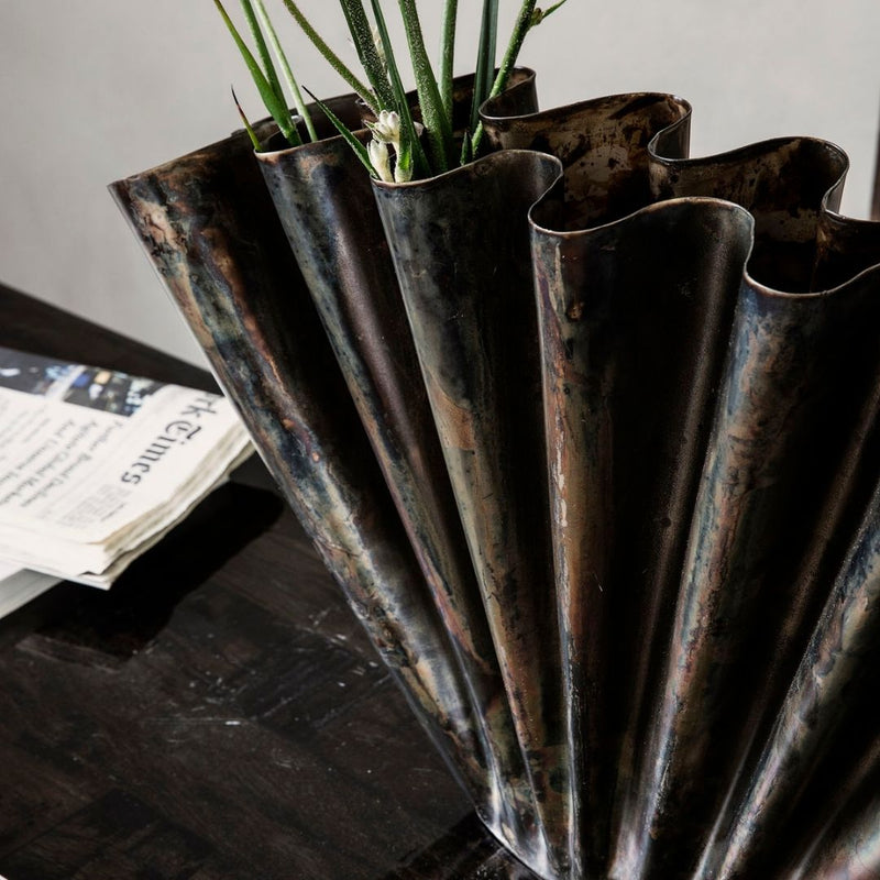 Køb Vase Flood Antik brun | 799,00 | Fri fragt over 149 kr. | Hurtig levering | Dag til dag levering | House Doctor, Society of Lifestyle | Blomstervase, Blomster, Skjuler, Glasvase, Dekorativ, Skulptur