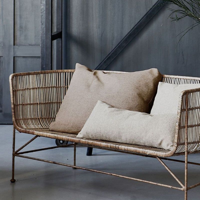Køb Pude Fine 68x55 cm | 299,95  | Fri fragt over 149 kr. | Hurtig levering | Dag til dag levering | House Doctor, Society of Lifestyle | Stol, Havestol, Bambus, Kurvestol, Fletstol, Stolehynde, udendørsmøbler, Loungemøbler, Udendørs brug, Pude, Terrasse, Havehynde, Hynde, Vandafvisende, Farveægte, Slidstærk