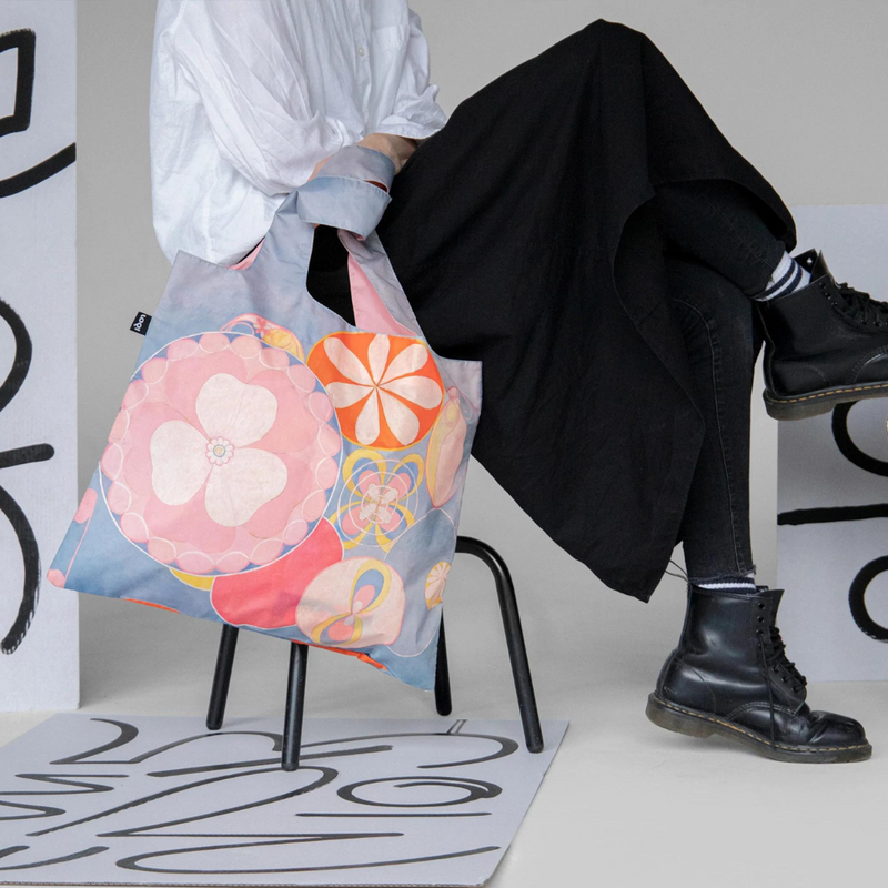 Køb Indkøbspose Hilma af Klint | Childhood | 85,00 | Fri fragt over 149 kr. | Hurtig levering | Dag til dag levering | Loqi | Håndtaske, Træningstaske, Totetaske, Indkøbstaske, Tote bag, Undgå plastposer, Undgå engangsposer, Stofnet, Genbrugsmulepose, Pose, Net, Indkøbsnet