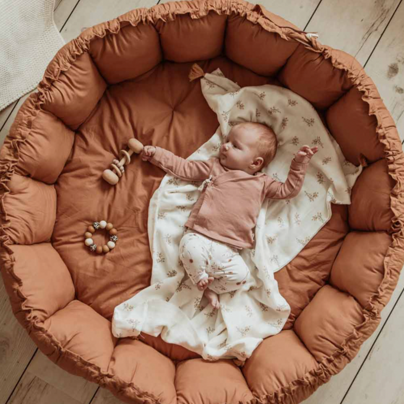 Køb Legetæppe Bloom Økologisk Bomuld - Tawny brown | 899,00 | Fri fragt over 149 kr. | Hurtig levering | Dag til dag levering | Play&Go | Til baby, Til børn, Legemåtte, Kravlegård, Tæppe, Bloom Organic Babymat, Tawny Brown, Meadow green